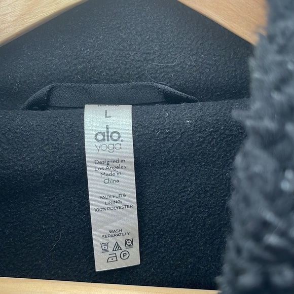 Sherpa alo yoga jacket - Picture 3 of 9